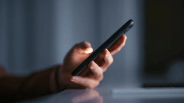 smartphone-cellulare-telefono-in-mano